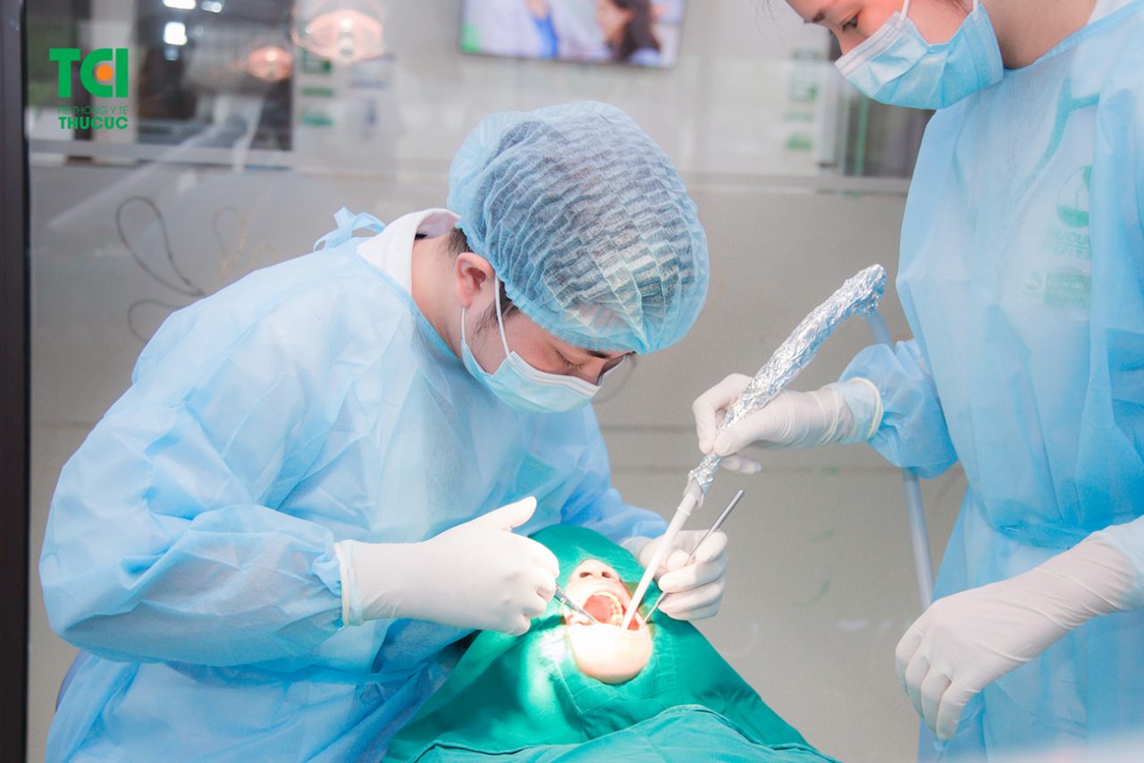 Trồng răng implant có an toàn và lành tính không?
