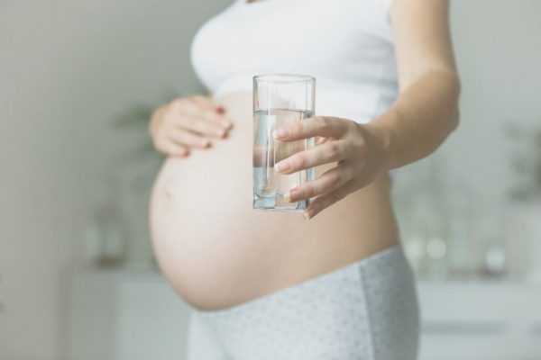 Uống đủ nước giúp chữa trĩ cho bà bầu