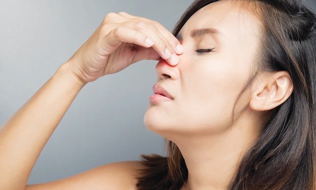 Phần lớn, những người viêm xoang đều gặp phải các triệu chứng như: Đau nhức mũi, lan dần sang má (nhất là bên có hốc xoang bị viêm)...