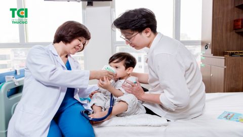 Cha mẹ cần làm gì khi bé bị loét miệng và sốt?