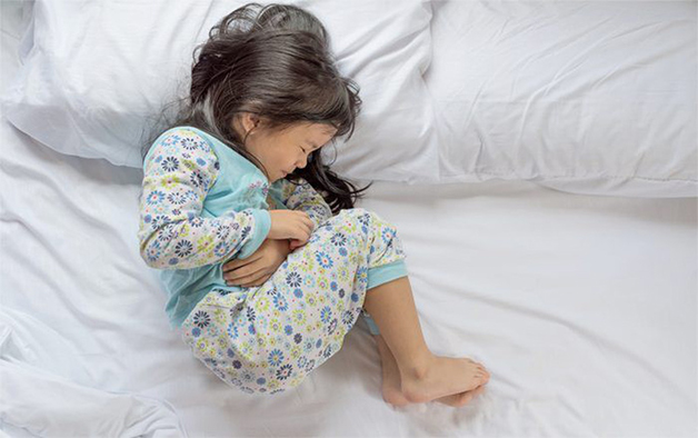 Có nhiều nguyên nhân khiến trẻ bị đau bụng và nôn trớ