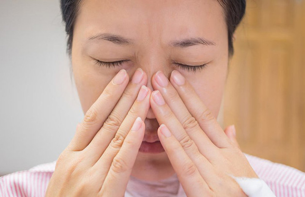 Đau nhức vùng quanh mũi, sổ mũi, ngạt mũi... là những triệu chứng thường gặp của viêm xoang.