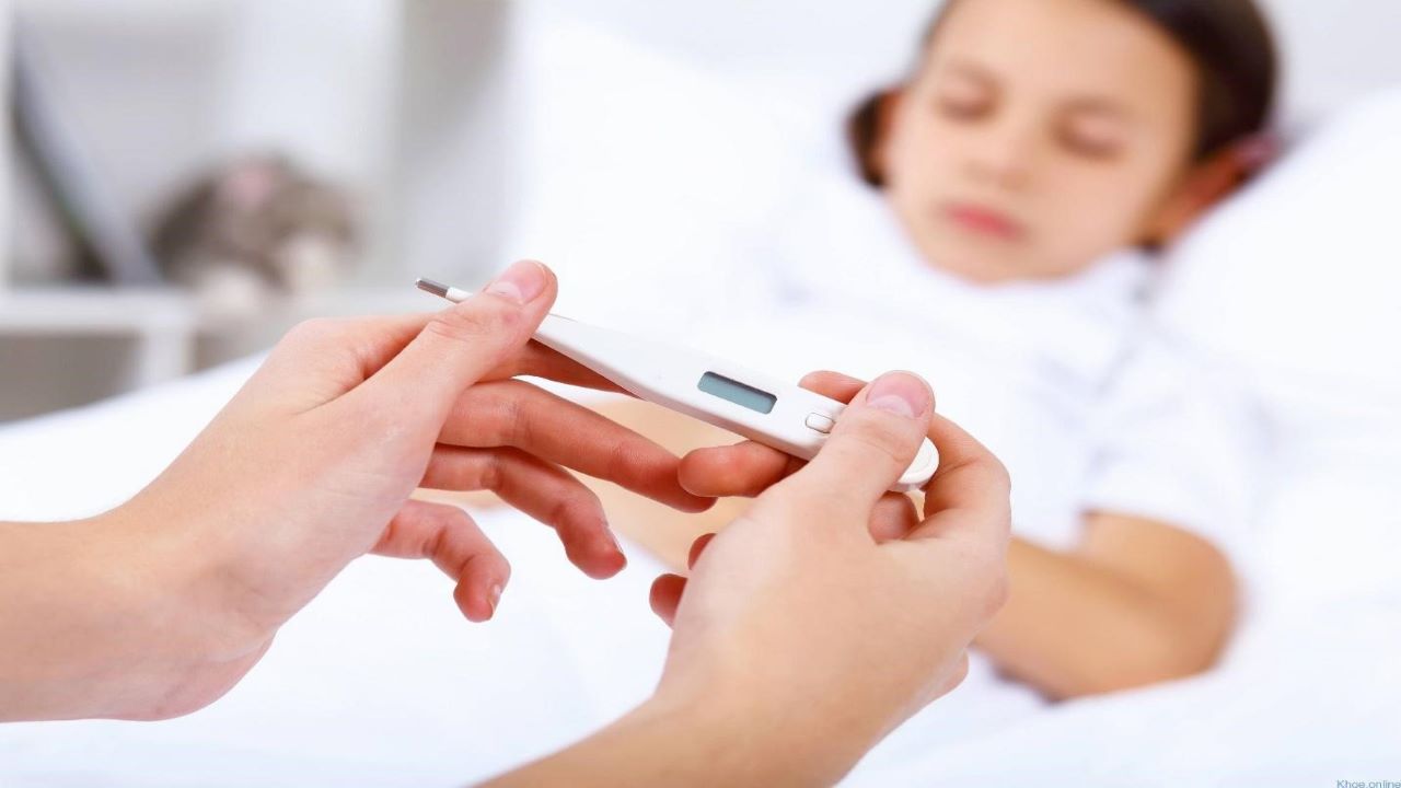 Có những biện pháp chăm sóc đặc biệt nào khi trẻ nhỏ bị sốt virus?