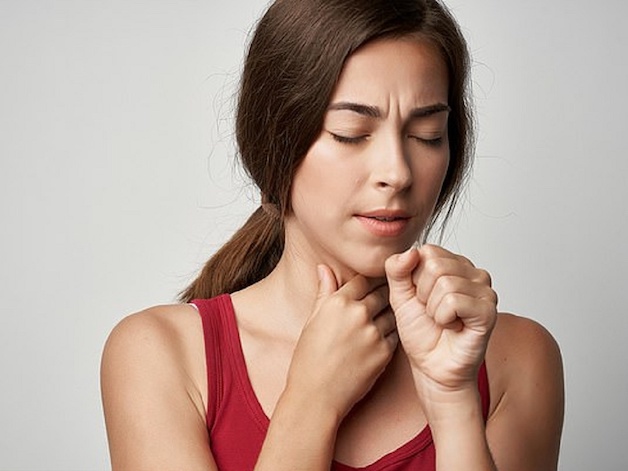 Khi bị viêm amidan, người bệnh cảm thấy nóng rát họng tại vị trí amidan, sau đó các cơn đau tăng dần, nhất là mỗi khi nuốt nước bọt và nuốt thức ăn. Lâu dần, những cơn đau còn lan lên tai.