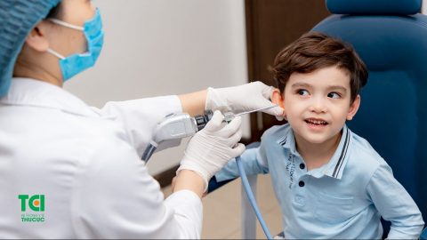 8 dấu hiệu cảnh báo trẻ bị viêm tai giữa cha mẹ cần chú ý