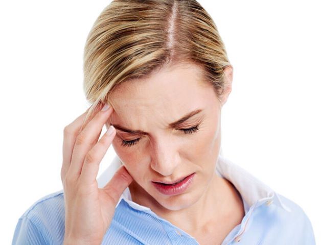 Người bị viêm đa xoang mãn tính thường cảm thấy có các cơn đau tức xuất hiện ở các vùng xoang như mũi, má, trán, quanh mắt...