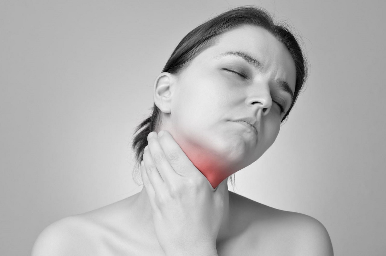 Người bệnh thường thấy khó chịu vùng cổ: rát cổ, đau cổ, có đờm