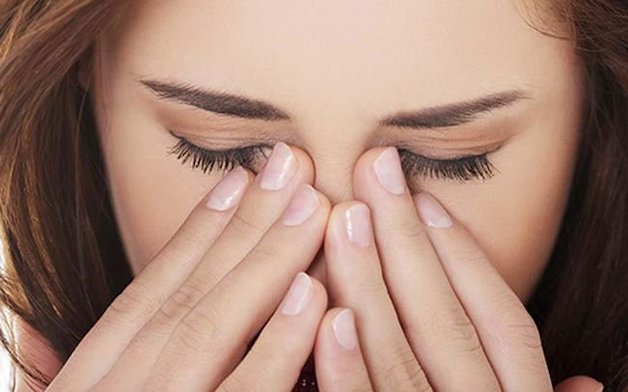 Các hốc xoang đều nằm ở các vị trí rất gần hốc mắt, vì thế, khi một trong các hốc xoang bị nhiễm trùng thì hai ổ mắt không tránh khỏi ảnh hưởng.