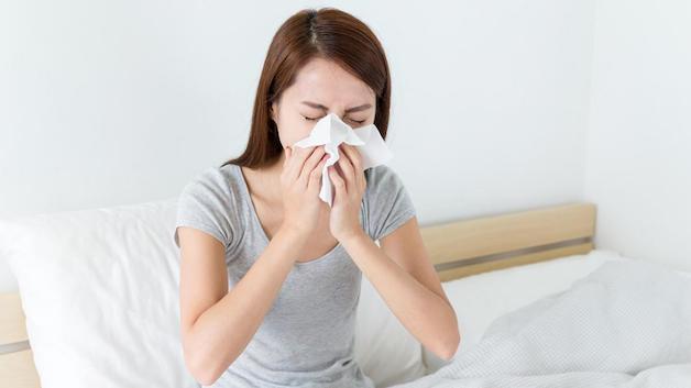 Biểu hiện thường gặp của bệnh viêm mũi xoang thừa là ngứa mũi, hay hắt xì, nghẹt mũi, khó thở, thở khò khè, mất khứu giác, chảy nước mũi.