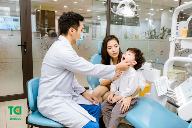 Theo lời khuyên của bác sĩ, càng đưa trẻ đi niềng răng sớm thì càng dễ điều chỉnh và ít gặp khó khăn trong quá trình niềng