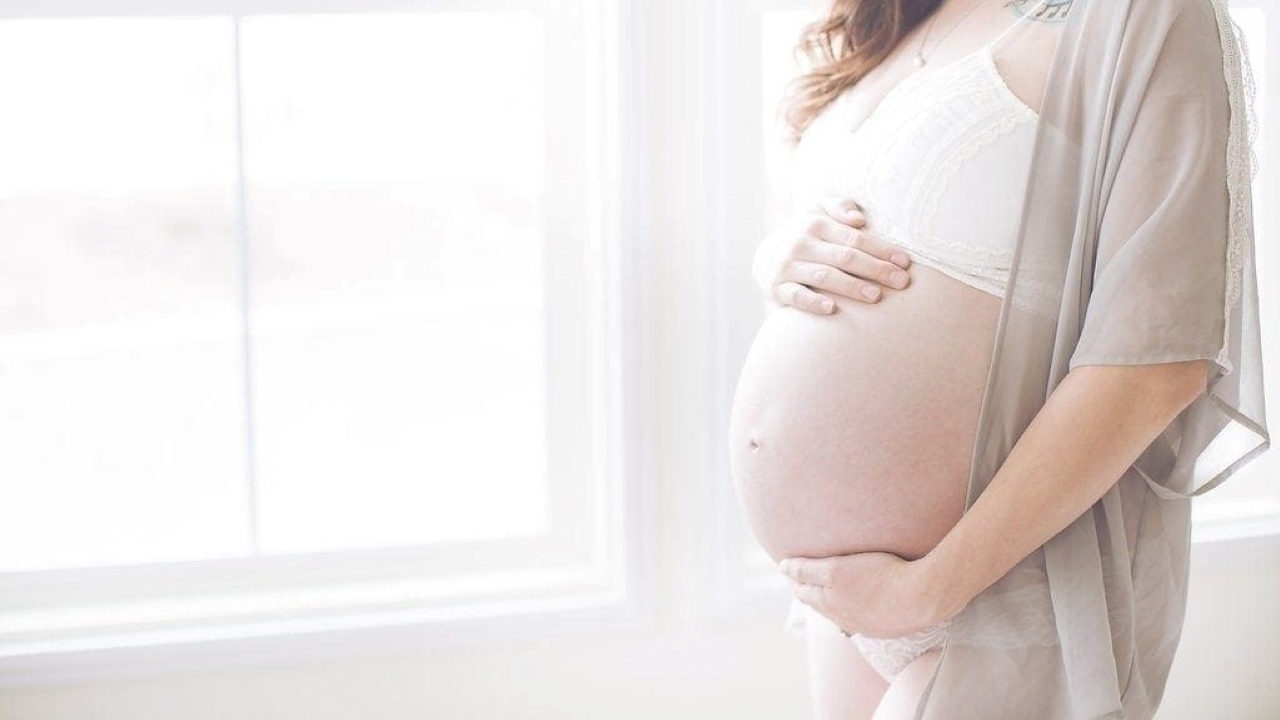 Khi em bé trong bụng nấc, có nguy hiểm cho mẹ và thai nhi không?
