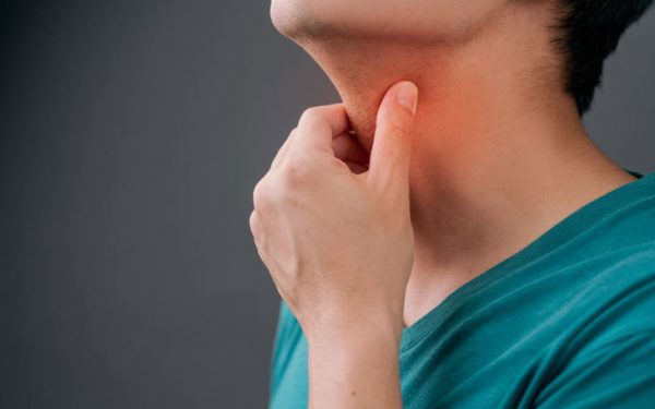Đau cổ họng là triệu chứng điển hình của bệnh viêm amidan