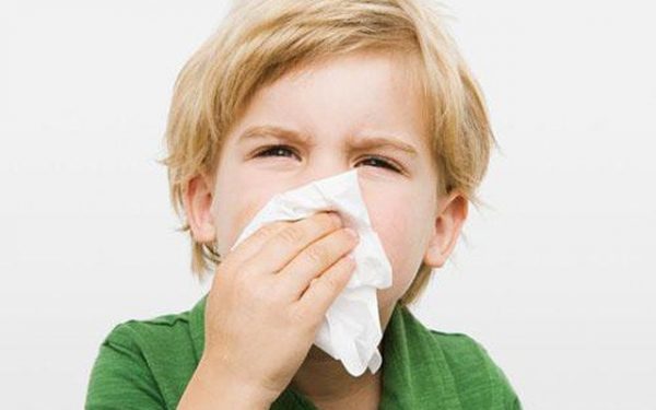 Bệnh viêm mũi họng hay còn gọi là cảm lạnh thường gây ra một số dấu hiệu đặc trưng như ho, hắt xì hơi, sổ mũi... 