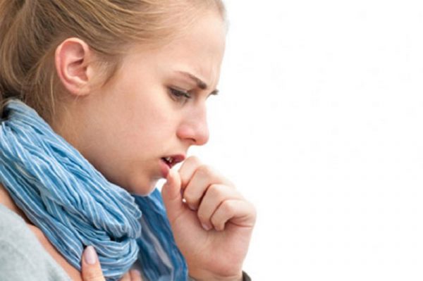 Khi bị viêm amidan ở giai đoạn cấp tính, người bệnh có thể xuất hiện triệu chứng ho khan hoặc ho có đờm