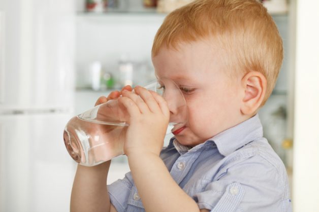 Bố mẹ nên cho con uống nhiều nước để phòng ngừa tình trạng mất nước khi trẻ bị sốt