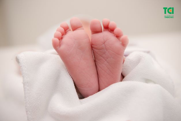 Có nên thực hiện xét nghiệm lấy máu gót chân cho trẻ sơ sinh không?