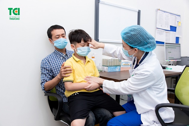 Khi trẻ có dấu hiệu bị tiêu chảy cấp, bố mẹ hãy đưa con đi khám bác sĩ để được tư vấn cách điều trị phù hợp