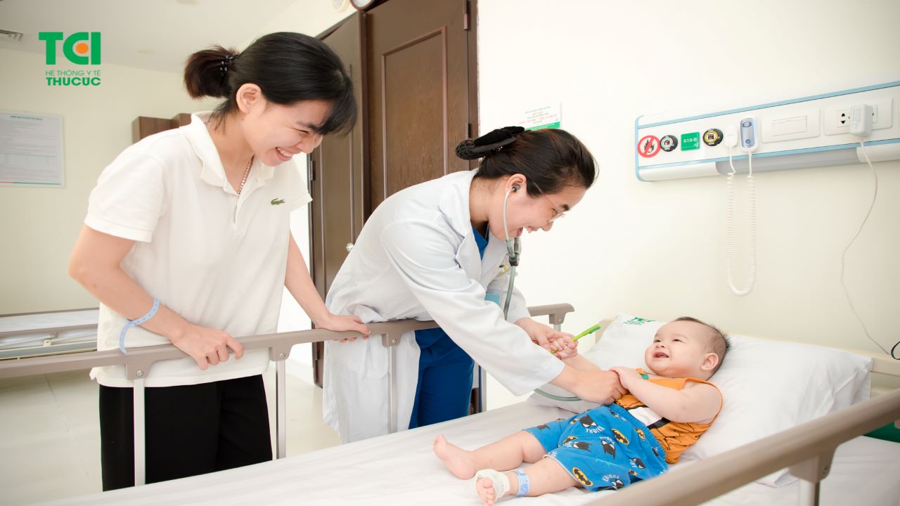 Khi nào cần đi khám bác sĩ khi trẻ em có triệu chứng của viêm phế quản cấp?
