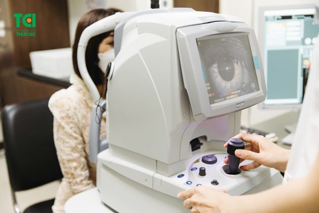Tại Thu Cúc TCI người bệnh sẽ tiến hành đo và khám thị lực trước khi cắt kính Ortho K