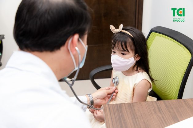 Khi trẻ có dấu hiệu bị sốt xuất huyết, bố mẹ nên nhanh chóng đưa con đi khám