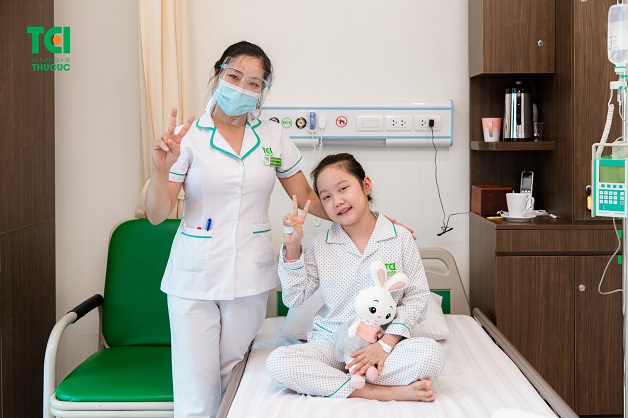 Với những trường hợp bị sốt xuất huyết nặng, bác sĩ sẽ chỉ định cho trẻ nhập viện để điều trị
