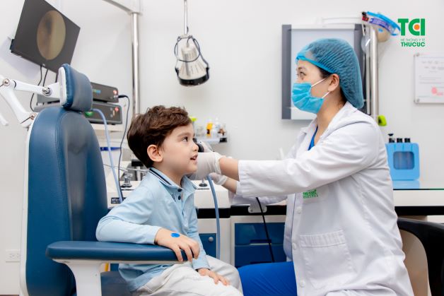 Trẻ bị viêm tai giữa có thể chăm sóc tại nhà, tuy nhiên nếu tình trạng bệnh không có dấu hiệu thuyên giảm hoặc trở nên nặng hơn thì cha mẹ cần đưa trẻ đến bệnh viện để được thăm khám