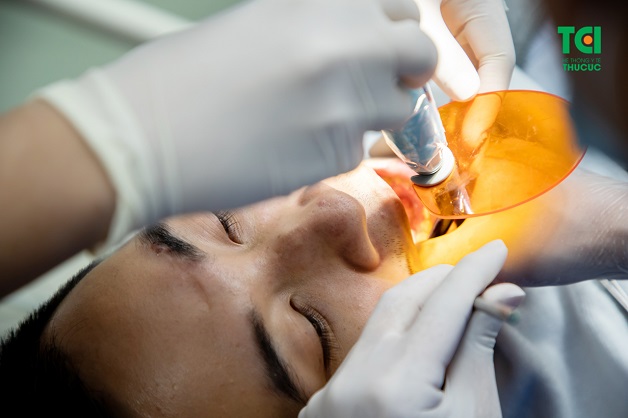 Tại Khoa Răng-Hàm-Mặt - Hệ thống Y tế Thu Cúc TCI hiện nay đã trang bị công nghệ nhổ răng bằng máy siêu âm máy siêu âm Piezotome với những ưu điểm vượt trội, ít đau, ít sưng và đặc biệt không gây chảy máu