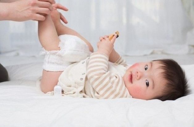 Các mẹ tuyệt đối không được chủ quan, cần mau chóng cho bé nhập viện ngay khi thấy con đi ngoài bất thường.