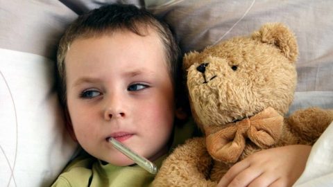 Trẻ bị viêm phế quản sốt nhiều ngày do đâu và phải làm gì?