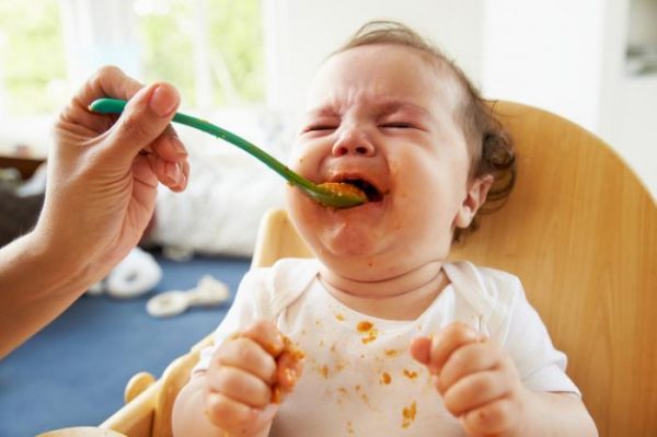 Ở trẻ suy dinh dưỡng thường rất kén ăn, bên cạnh đó trẻ có biểu hiện thường xuyên quấy khóc, từ chối thức ăn, chậm tăng cân