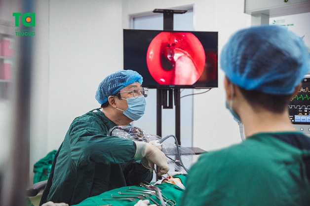 Một ca phẫu thuật xoang được thực hiện bởi các bác sĩ Chuyên khoa Tai-Mũi-Họng của Bệnh viện Đa khoa Quốc tế Thu Cúc