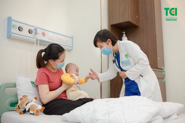 Khi trẻ bị táo bón, bố mẹ hãy đưa con đến viện để được bác sĩ thăm khám và tư vấn phương pháp điều trị phù hợp