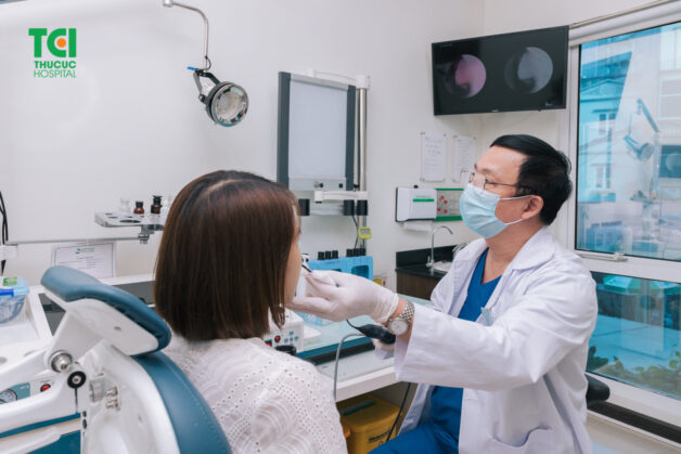 Bác sĩ - thầy thuốc ưu tú Dương Văn Tiến, trưởng khoa Tai Mũi Họng Bệnh viện ĐKQT Thu Cúc đang thực hiện chẩn đoán bằng phương pháp nội soi ống mềm cho bệnh nhân