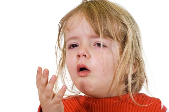 Trẻ bị hen suyễn thường có triệu chứng ho, khó thở, nói ngắt quãng (tùy từng giai đoạn bệnh)