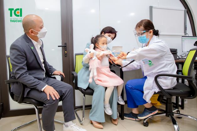 nếu nghi ngờ trẻ mắc bệnh tay chân miệng, cha mẹ cần nhanh chóng đưa trẻ đi thăm khám để được điều trị hiệu quả, an toàn. 