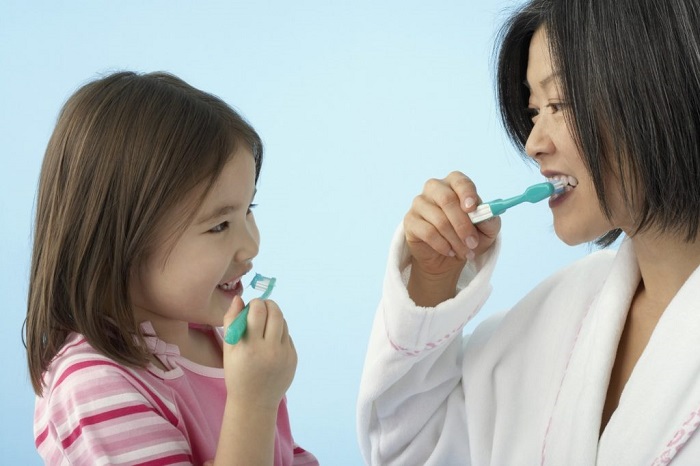Đảm bảo vệ sinh mũi họng tốt cho con cũng giúp phòng bệnh viêm tai giữa