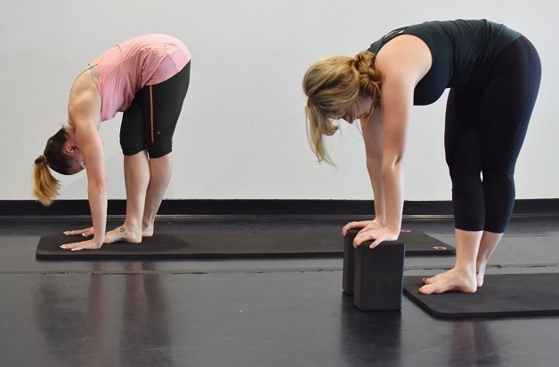 tập yoga và tập các bài tập thể dục nhẹ nhàng rất tốt cho người mắc bệnh lý rối loạn tiền đình. 