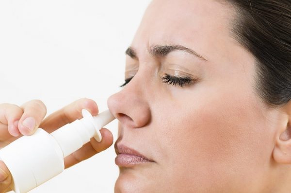 Khi bị viêm xoang, bác sĩ có thể chỉ định sử dụng một số loại thuốc nhỏ mũi để giảm triệu chứng đau nhức ở mũi