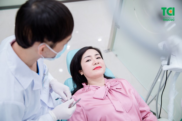 NSND Thu Hà trải nghiệm dịch vụ bọc răng sứ Emax tại khoa Răng – Hàm – Mặt của Hệ thống Y tế Thu Cúc TCI