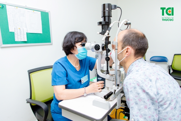 Trước khi tiến hành thủ thuật để điều trị hẹp điểm lệ, bác sĩ sẽ kiểm tra mắt người bệnh có đủ tiêu chuẩn để thực hiện hay không