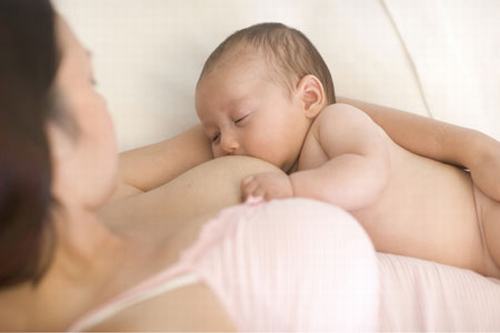 Cho trẻ bú đúng tư thế và bú thành nhiều cữ trong ngày là cách làm giảm tình trạng trào ngược dạ dày ở trẻ nhỏ.