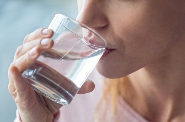 Người bệnh sỏi túi mật cần uống đủ nước mỗi ngày