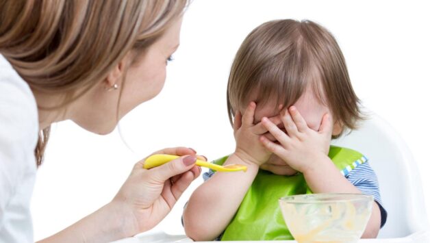 Hẹp thanh quản gây khó khăn trong ăn uống khiến trẻ chán nản và không muốn ăn