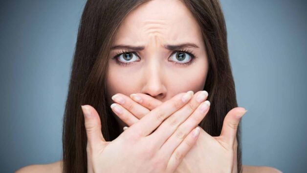 Hôi miệng là một trong số những biến chứng thường gặp của viêm hầu họng