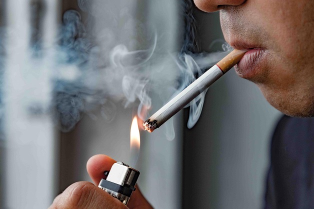 Hút thuốc lá làm tăng nguy cơ tắc hẹp mạch vành.