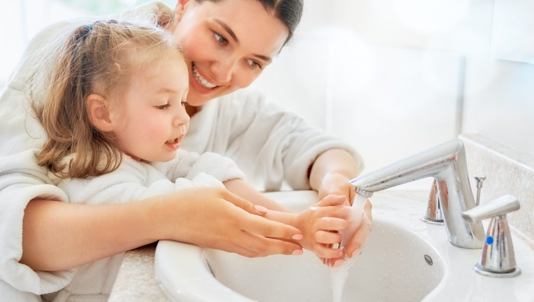 Rửa tay sạch sẽ trước khi ăn và sau khi đi vệ sinh, vệ sinh đồ chơi của trẻ thường xuyên là một trong những cách giúp phòng ngừa tình trạng loạn khuẩn ở trẻ.
