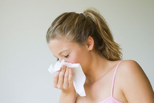 Chảy nước mũi là triệu chứng chung của nhiều bệnh lý về mũi họng, trong đó có mọc polyp mũi.