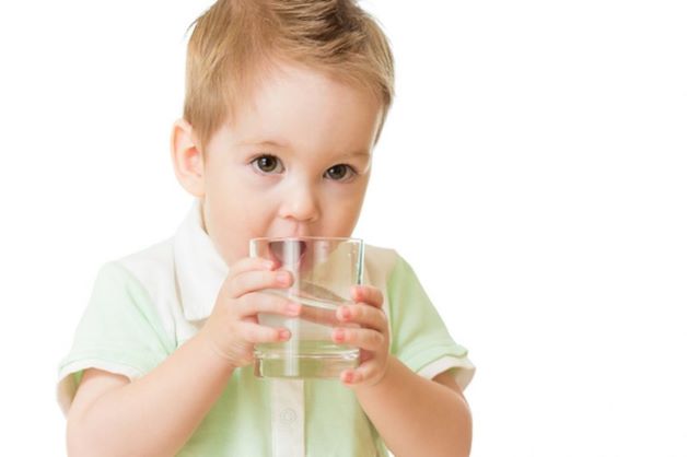 Cho trẻ uống đủ nước là một trong những cách giúp phòng ngừa hiệu quả táo bón ở trẻ.