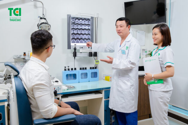 Bác sĩ - Thầy thuốc ưu tú Dương Văn Tiến với hơn 30 năm kinh nghiệm, trực tiếp thăm khám và điều trị cho người bệnh