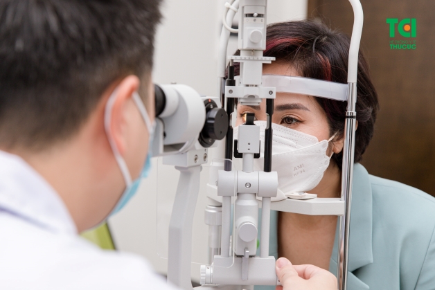 Trước khi quyết định có thực hiện phẫu thuật laser hay không thì người bệnh sẽ cần được bác sĩ kiểm tra mắt bằng máy khám sinh hiển vi và soi đáy mắt để nắm được tình trang bệnh